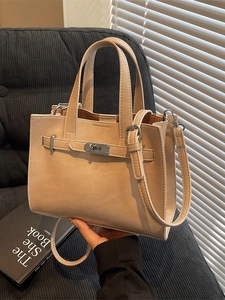 Borsa tote beige minimalista con chiusura a scatto argentata e tracolla regolabile