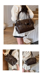 Détails de sac cabas en cuir marron foncé avec boucles métalliques et rivets argentés