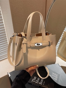 Elegante borsa tote beige crema con chiusura a scatto argento e tracolla regolabile