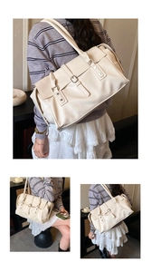Gros plan sur un grand sac cabas crème avec boucle dans un décor intérieur décontracté