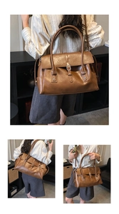 Trois vues d'un grand sac cabas rétro en similicuir marron foncé porté par un mannequin