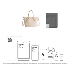 Détail de capacité du sac seau blanc cassé montrant l'espace pour iPad et téléphone
