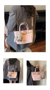 Borsa a tracolla rosa in ecopelle con fibbia decorativa e ciondolo a forma di coniglio