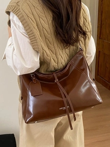 Women's Retro Large Capacity Tote Bag Glossy PU Leather Commuter Shoulder Bag With Chain Solid Color Messenger Bag