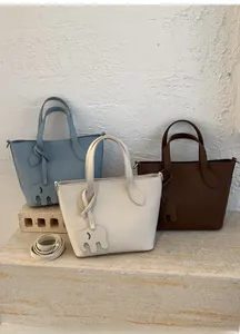 Sacs seau en bleu, blanc et marron avec breloques éléphant et bandoulières amovibles