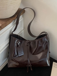 Dark brown oil-wax leather tote bag with chain strap for daily commute and styling