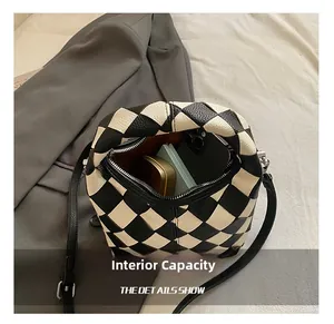 Détails de l'intérieur du sac seau à damier montrant la capacité et la doublure brune
