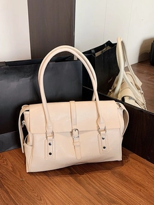 Sac cabas en cuir verni crème avec rabat et boucle argentée pour le travail des femmes