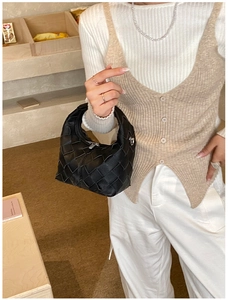 Détail d'un sac hobo en cuir tressé noir avec artisanat de style Intrecciato classique