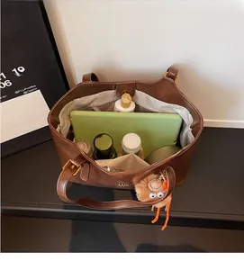 Vue de dessus de l'intérieur d'un grand cabas en cuir marron avec rangement pour tablette et maquillage