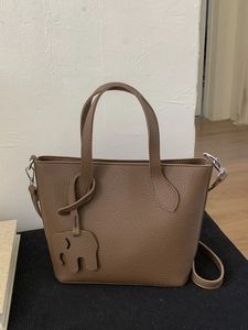 Sac fourre-tout en cuir marron avec poignées et un charmant pendentif éléphant