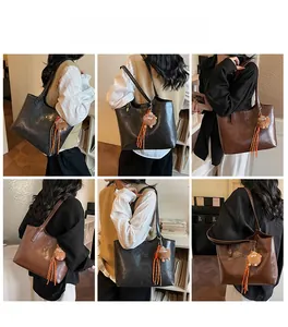 Vues détaillées du grand sac cabas en noir et marron avec pendentif en peluche doux