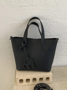 Sac fourre-tout noir en cuir grainé avec charme d'éléphant et bandoulière amovible