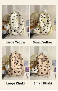 Détail de sacs à dos imprimé léopard en jaune et kaki avec pendentif pompon en peluche