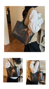 Détail d'un cabas noir en cuir vintage avec un pendentif ours et un gland décoratif chic