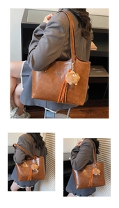 Vue détaillée du grand sac cabas marron en cuir mat avec pendentif en peluche
