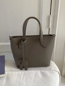 Sac panier minimaliste en cuir taupe avec breloque éléphant et bandoulière amovible