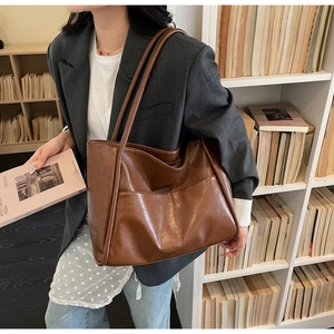 Grande borsa tote vintage in pelle marrone a spalla con elegante tasca frontale aperta