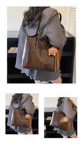 Détail du sac cabas marron foncé en cuir brillant avec pendentif monstre en peluche