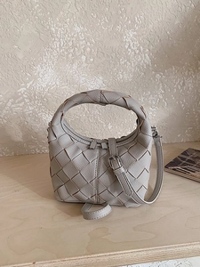 Sac à main gris en cuir tressé avec poignées et bandoulière réglable de style chic