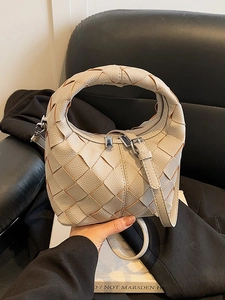 Sac seau tressé beige avec poignée supérieure et bandoulière réglable pratique