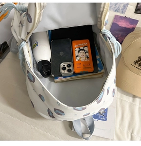 Vue intérieure d'un sac à dos imprimé léopard montrant une grande capacité de rangement