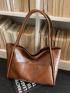 Borsa tote vintage in ecopelle marrone caramello con tasca anteriore in stile minimalista