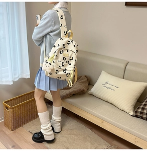 Détail du sac à dos coréen à motif léopard avec pendentif en peluche sur un mannequin