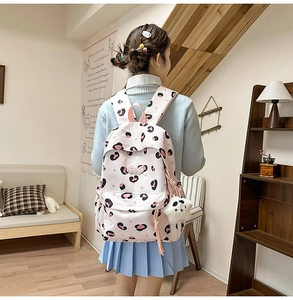 Sac à dos rose à motif léopard avec cœurs et pendentif panda en peluche adorable