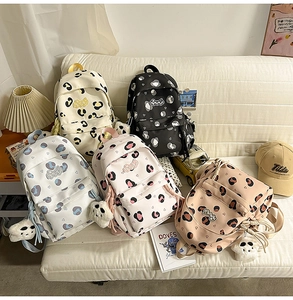 Présentation de sacs à dos scolaires avec motif léopard cœur en cinq couleurs douces et variées