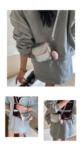 Détails du mini sac bandoulière argenté avec broderie cœur rose et pompon en peluche