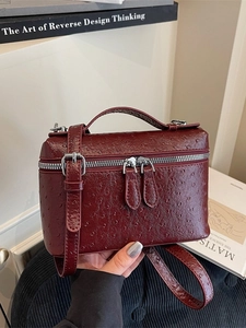 Sac à main vintage bordeaux texture autruche avec double zip argenté et poignée haute