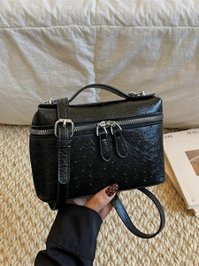 Sac boîte rétro noir à motif autruche avec détails argentés et poignée supérieure