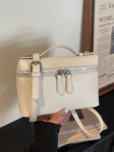 Sac boîte beige à motif autruche avec détails argentés et bandoulière réglable