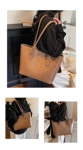 Détail d'un sac cabas marron avec surpiqûres contrastées et boucles métalliques réglables