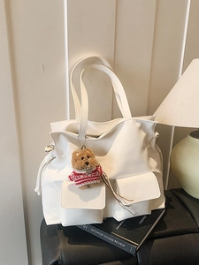 Grande borsa tote in ecopelle bianca con tasche cargo e ciondolo orsetto di peluche