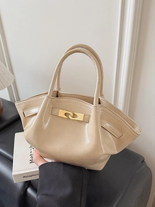 Schicke beige Trapezhandtasche aus Glanzleder mit goldenem Schnappverschluss