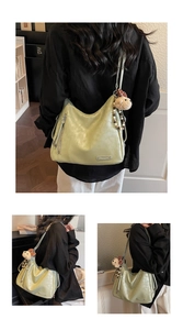 Détail du sac hobo vert avocat avec fermeture éclair et pendentif ours mignon
