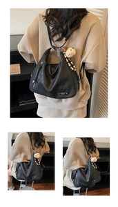 Détail du grand sac cabas noir en similicuir avec breloque ours et perles en bois