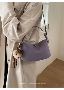 Borsa sottobraccio in pelle viola a grana litchi con ciondolo a orsetto e tracolla