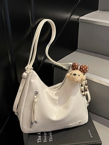 Sac Cabas Hobo en Cuir PU Grande Capacité pour Femmes Sac à Épaule Polyvalent Avec Pendentif Ours en Peluche Sac à Dos Décontracté