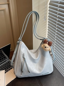 Sac hobo en cuir bleu clair avec fermeture éclair et joli pendentif d'ours en peluche