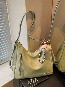 Sac fourre-tout vert clair en similicuir avec fermeture éclair et breloque ours peluche