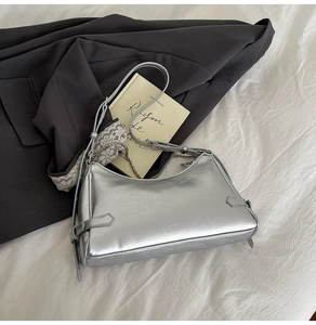 Vue détaillée du sac hobo argenté métallisé avec fermeture éclair et sangle réglable