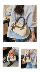 Détail d'un sac en toile beige avec surpiqûres en cuir et pendentif en forme de chocolat