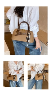 Gros plan sac marron texturé avec garnitures dorées et ornement de chaîne élégant