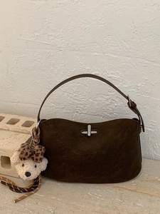 Borsa sottobraccio minimalista in camoscio testa di moro con chiusura a scatto e orsetto