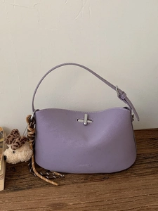 Borsa sottobraccio color lavanda in ecopelle con dettagli argento e ciondolo morbido