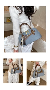 Détails du sac boston en tweed bleu vintage avec cuir marron et finitions dorées