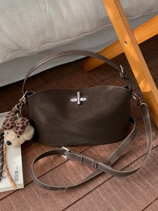Borsa a spalla marrone scuro con chiusura in metallo e ciondolo orsetto leopardato